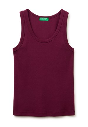 Bezrekawnik prążkowany w ciemnym fioletowym kolorze z zieloną metką z napisem „United Colors of Benetton” przy dekolcie.