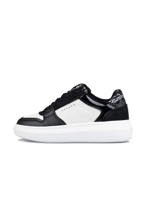 Zwart-witte sneaker met een leren bovenwerk, een gladde witte tussenzool, textuur accenten en motiefdetails aan de achterkant.