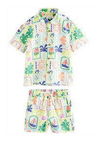 Bunte Kombination aus kurzärmeligem Hemd und Shorts mit verspielten Mustern von Pflanzen, Tieren und Segeln auf einem hellen Pastellhintergrund.