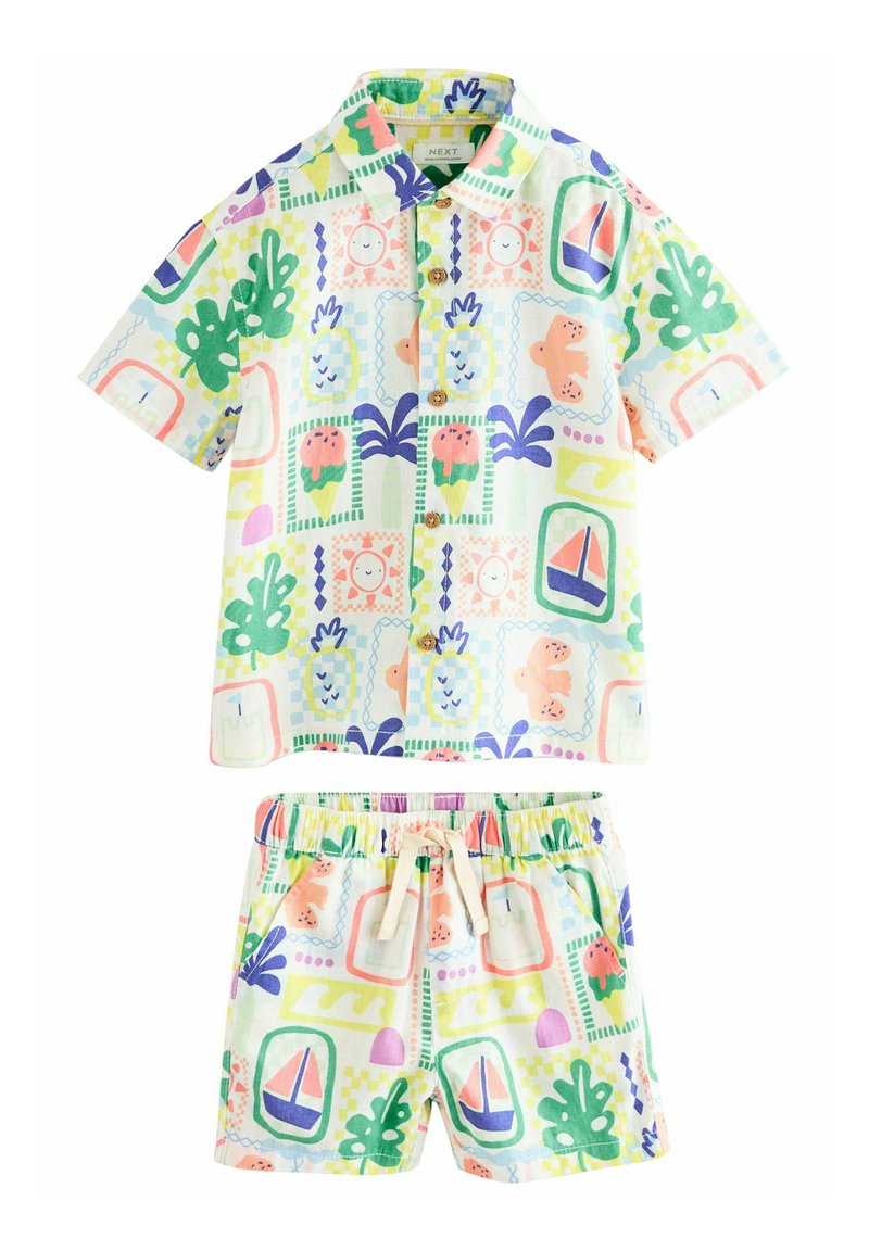 Bunte Kombination aus kurzärmeligem Hemd und Shorts mit verspielten Mustern von Pflanzen, Tieren und Segeln auf einem hellen Pastellhintergrund.