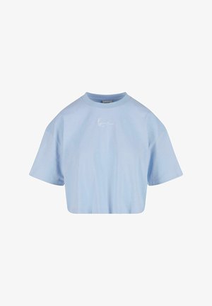 Világoskék, rövid fazonú pamut póló. Kerek nyakkivágással és rövid ujjakkal rendelkezik. Elöl fehér hímzett logó található.