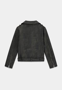 Chaqueta de cuero sintético verde oscuro con cuello estructurado, hombreras y puños con cremallera. Cuenta con cintura con cinturón y acabado texturizado.