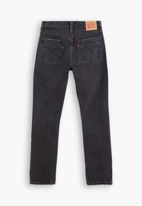 Jeans de mezclilla negra mostrados planos sobre un fondo blanco, exhibiendo una etiqueta en la cintura y dos bolsillos traseros con un diseño de costura distintivo.