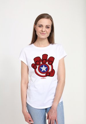 Hvid bomulds t-shirt med et stort grafisk tryk af en rød hånd, der holder et cirkulært skjold med en blå midte og en hvid stjerne.