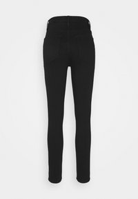 Jeans ajustados negros con una textura suave, cintura alta y dos bolsillos traseros. Presenta un diseño minimalista y una forma entallada.
