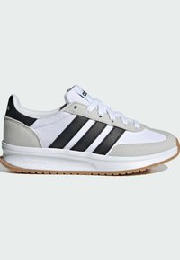 Športové topánky s bielym textilným zvrškom a šedými semišovými akcentmi, s tromi čiernymi pruhmi a gumovou podrážkou. Ľahký dizajn s šnúrkami.