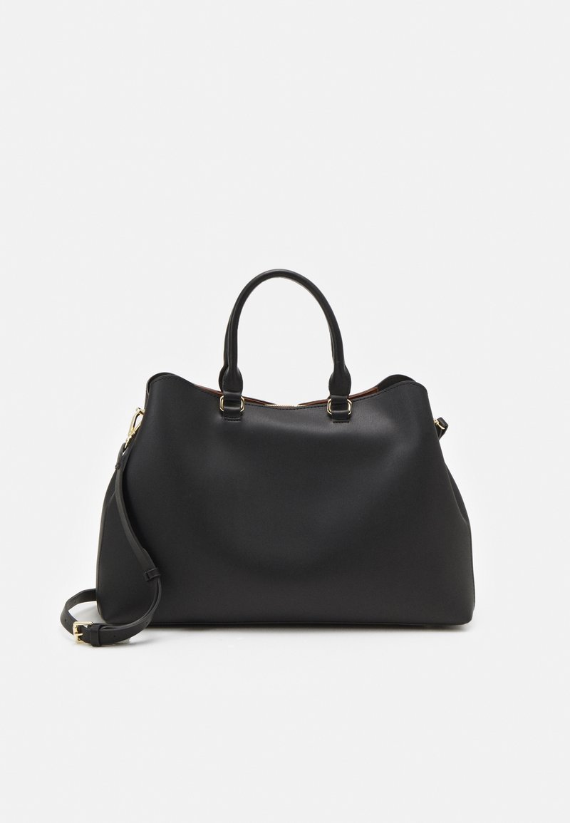 Sac à main en cuir noir avec deux poignées supérieures, une bandoulière amovible et des accessoires couleur or sur un fond blanc uni.