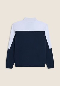 Sudadera de color azul marino y blanco con un cuello alto, que presenta un diseño de bloques de color y puños elásticos. Textura de tela lisa en toda la prenda.