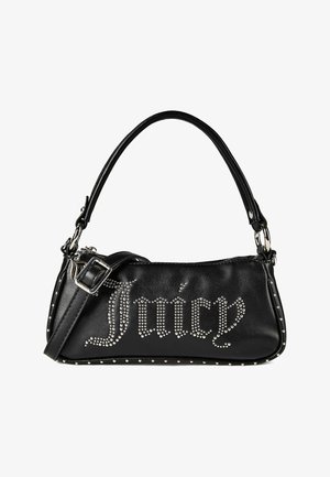Bolso de mano de cuero negro con detalles de tachuelas plateadas que forman la palabra "Juicy", con asa superior y correa de hombro ajustable con hebilla.
