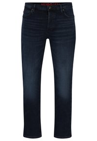 Jeans de mezclilla azul oscuro con corte recto, que cuentan con un cierre de botón y una etiqueta de logo rojo en la cintura. Diseño clásico de cinco bolsillos.