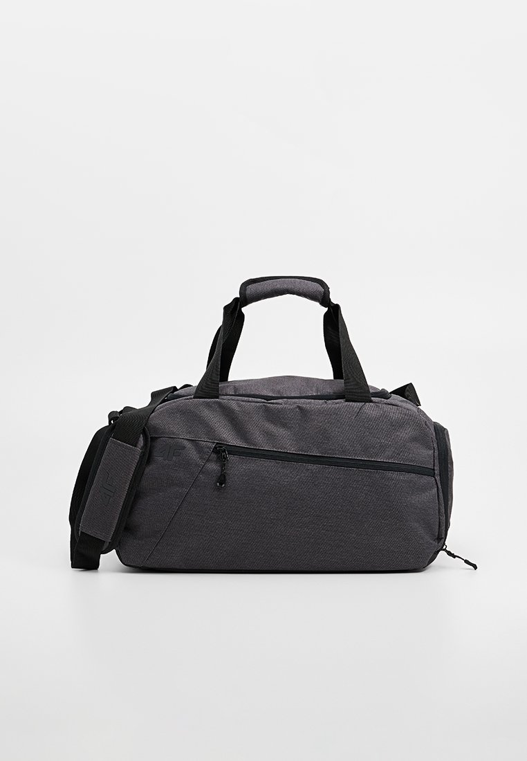 Sac de sport noir en tissu avec deux poignées, une bandoulière réglable, une poche avant zippée et une surface texturée.