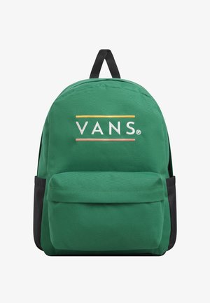 Mochila verde hecha de un tejido duradero, con un bolsillo delantero, base negra y el logo de "VANS" en rayas amarillas y rosas.