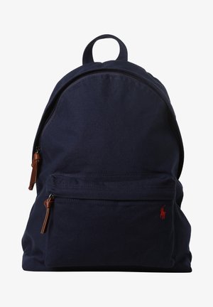 Marineblauer Stoff-Rucksack mit Frontreißverschlusstasche, Leder-Reißverschlusszuziehern und kleinem roten besticktem Polo-Spieler-Logo unten rechts.