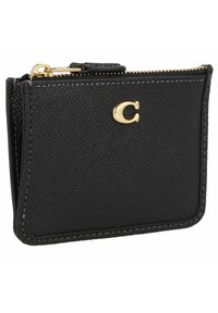 Carteira de couro preto com acabamento texturado, acessórios em dourado e um logo proeminente com a letra "C". Apresenta um fecho em zíper e costura em contraste.