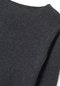 Maglione a coste grigio scuro con scollo a girocollo, che mostra dettagli di texture e tessuto.