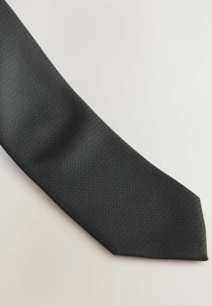 Schwarze, strukturierte Krawatte mit schlankem Design, die eine glatte Oberfläche und eine spitze Spitze aufweist. Geeignet für formelle Anlässe.
