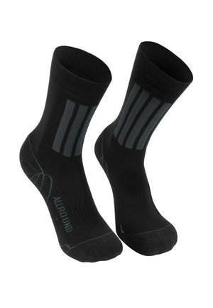 Paar schwarze Sportsocken mit grauen vertikalen Streifen an der Wade und grauen verstärkten Fersen- und Zehenbereichen.
