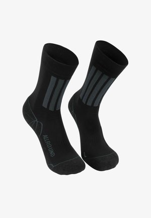 Paar schwarze Sportsocken mit grauen vertikalen Streifen an der Wade und grauen verstärkten Fersen- und Zehenbereichen.