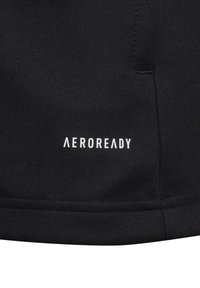 Schwarzer Sportstoff mit dem Text "AEROREADY" in Weiß, vor einem strukturierten Hintergrund. Glatte Oberfläche mit genähten Kanten.