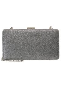 Pochette argentée à finition texturée, de forme rectangulaire, avec une chaîne et un fermoir en métal. Design élégant adapté aux occasions formelles.