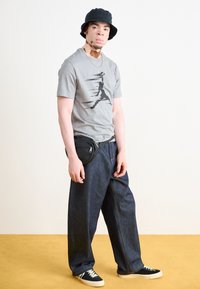 Jordan CREW - Apdrukāts T-krekls - carbon heather/black