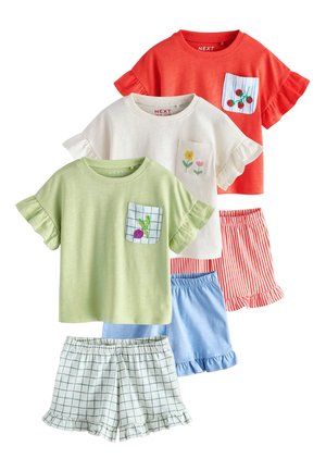 Drei Sets aus Kinder-T-Shirts mit kurzen Ärmeln und Shorts in Rot, Weiß und Grün mit bestickten Taschen und passenden Shorts mit Rüschen.