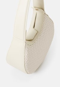 Patrizia Pepe BANGLE BAG HANDCRAFT HANDBAG - Kézitáska - off white