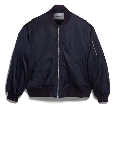 Veste de bombardier navy en tissu lisse, avec des poignets et un ourlet côtelés, deux poches latérales, une poche zippée sur la manche et une fermeture éclair à l'avant.