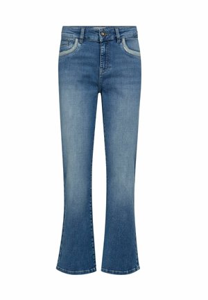 Kék farmernadrág enyhe kifakulással, elöl gombos záródással, övbújtatókkal és finoman bővülő szárakkal alul.