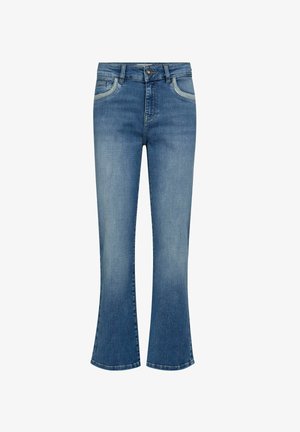 Kék farmernadrág enyhe kifakulással, elöl gombos záródással, övbújtatókkal és finoman bővülő szárakkal alul.