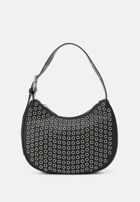 Borsa a mano in pelle nera con forma curva, caratterizzata da dettagli in occhio di bue argentati sulla parte anteriore e una sola tracolla. Chiusura con zip.