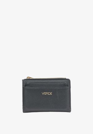 Cartera de cuero negro texturizado con un bolsillo frontal para tarjetas y cremallera dorada, con el nombre de la marca "VERDE" en letras doradas.