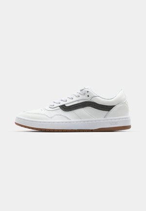 Vit sneaker med överdel i slätt läder, grå detaljer, perforeringar, vita skosnören och sula av gummigummi.