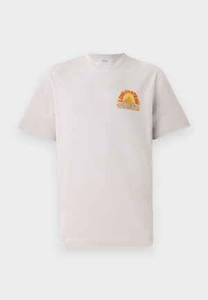 T-shirt in cotone grigio chiaro con collo a giro, caratterizzato da una grafica colorata "Lone Château Replay" in arancione e blu sul petto.