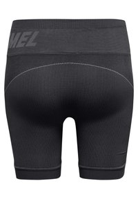 Svarta ribbade sportshorts med bred elastisk midja, prydda med en diskret logotyp och mjukt texturerad tyg för komfort.