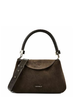 Bolso de mano de ante marrón oscuro con asa superior trenzada, correa de cuero ajustable para el hombro y detalles de herrajes plateados, etiquetado como Coccinelle.