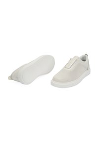 Helle beige Slipper mit einem Obermaterial aus Mesh, glatten Lederakzenten, einer abgerundeten Spitze und einer strukturierten weißen Gummisohle.