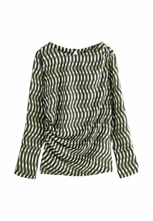 T-shirt à manches longues en vert olive avec un motif ondulé noir et crème. Présente un froncé d'un côté et une encolure large. Texture de tissu lisse.