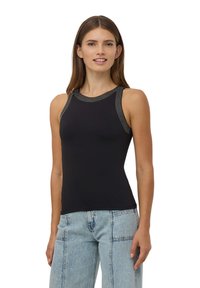 Czarny bezrękawnik o gładkiej teksturze, z okrągłym dekoltem i srebrnymi akcentami na ramionach.