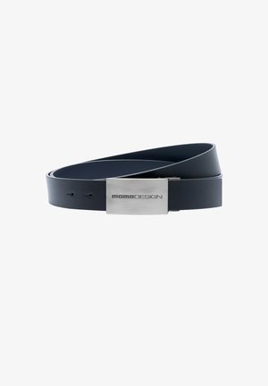 Ceinture en cuir noir enroulée avec une boucle rectangulaire en argent gravée du nom de la marque « MOMODESIGN » sur un fond blanc.