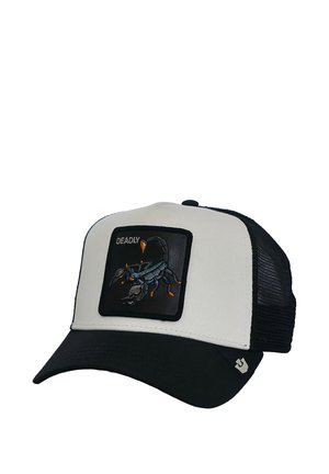 Baseballmütze mit weißem Frontpanel, schwarzem Netzrücken und einem Aufnäher auf der Vorderseite, der einen Skorpion und das Wort "DEADLY" zeigt.