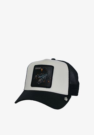 Baseballmütze mit weißem Frontpanel, schwarzem Netzrücken und einem Aufnäher auf der Vorderseite, der einen Skorpion und das Wort "DEADLY" zeigt.