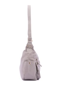 Sac à bandoulière en cuir gris avec une surface texturée, une seule sangle réglable et des accents en métal doré. Dispose de plusieurs poches zippées.