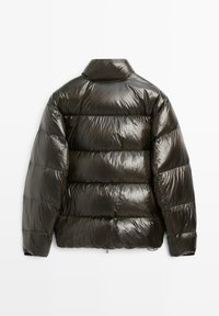 Gepolsterte Jacke in Dunkelgrün mit glänzendem Finish, hohem Kragen und horizontal gesteppter Musterung. Reißverschluss am unteren Rand.