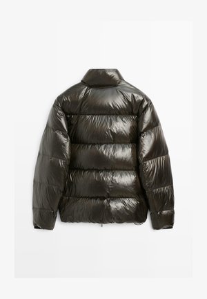 Padded jacket in dark green, featuring a glossy finish, high collar, and horizontal quilted pattern. Zipper closure at the bottom.