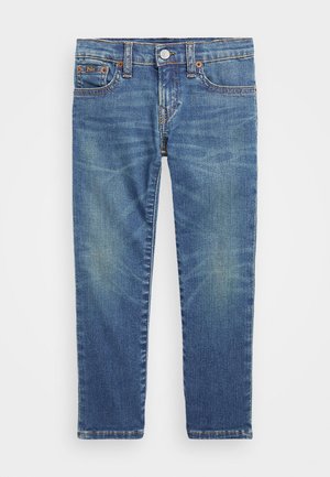 Jeans blu scuro in denim, con taglio dritto, leggere sfumature e dettagli cuciti su tasche e cintura.