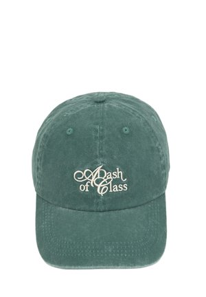 Modrozelena basebalová čiapka s bielym vyšívaným textom „A Dash of Class“ umiestneným v strede predného panelu, zobrazená na bielom pozadí.