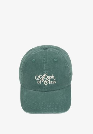 Türkizkék baseballsapka, amelynek elülső paneljén fehér hímzett felirat olvasható: "A Dash of Class", fehér háttér előtt bemutatva.