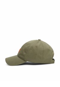 Olivgrüne Kappe mit gebogenem Schirm, aus Stoffmaterial und einem kleinen Logodetail in Orange an der Seite. Verstellbarer Riemen hinten.