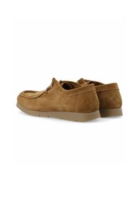Wildlederloafers in Hellbraun mit einem Slip-On-Design, runder Zehenpartie und Gummisohle. Mit einem Schnürakzent an der Vorderseite.